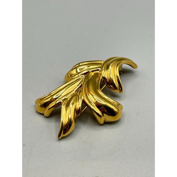 Vintage Monet Abstract Free Form Leaf Pin Brooch Shiny Gold Tone 80s 90s Pin - Picture 3 of 7
